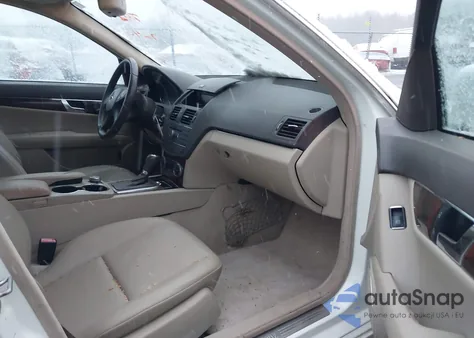 2010 Mercedes-Benz C 300 4Matic z USA, uszkodzony, nr VIN WDDGF8BB3AR092847